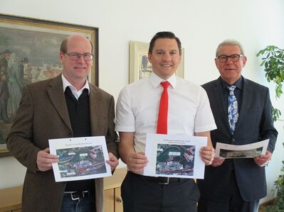 Johannes Fechner (Mitte) mit Bürgermeister Heinz Winkler (rechts) und Herbert Himmelsbach