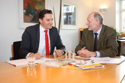 Bild(A.Lippert): Dr. Johannes Fechner (MdB) und Bürgermeister Armin Roesner